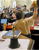 votazione durante un'assemblea sinodale